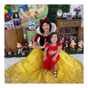 Personagem Vivo Branca de Neve, com a apresentação da música e a coroação especial da aniversariante