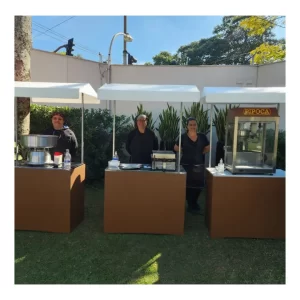 Barraquinhas de comida em São Paulo com montagem completa no loca oferecendo salgados variados como hot dog mini hambúrgueres pastéis batata frita e quiches atendimento profissional da Festas Laura Show Gourmet em bairros como Brooklin Vila Mascote e Vila Clementino