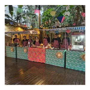 Barraquinhas gourmet para festa junina em São Paulo com montagem completa no local, doces e salgados típicos como milho verde, pamonha, quentão, pipoca doce, espetinhos e canjica, atendimento profissional da Festas Laura Show Gourmet em bairros como Parque Burle Marx, Vila Andrade e Morumbi