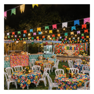 Barraquinhas decoradas para festa junina com mesa de quitutes típicos em evento ao ar livre em Cotia