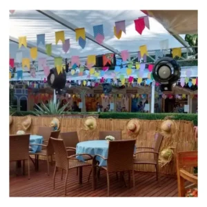 Churrasco e barraquinhas de comidas típicas em evento noturno de festa junina decorado em Alphaville.