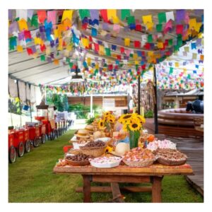Fileira de carrinhos gourmet vermelhos em grande evento de Festa Junina corporativa na região da Avenida Berrini, São Paulo.